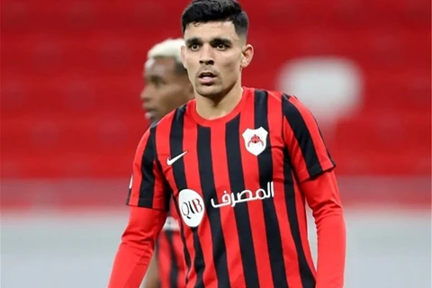 تمهيدا للانضمام إلى الأهلي.. أشرف بنشرقي يصل القاهرة (صور)